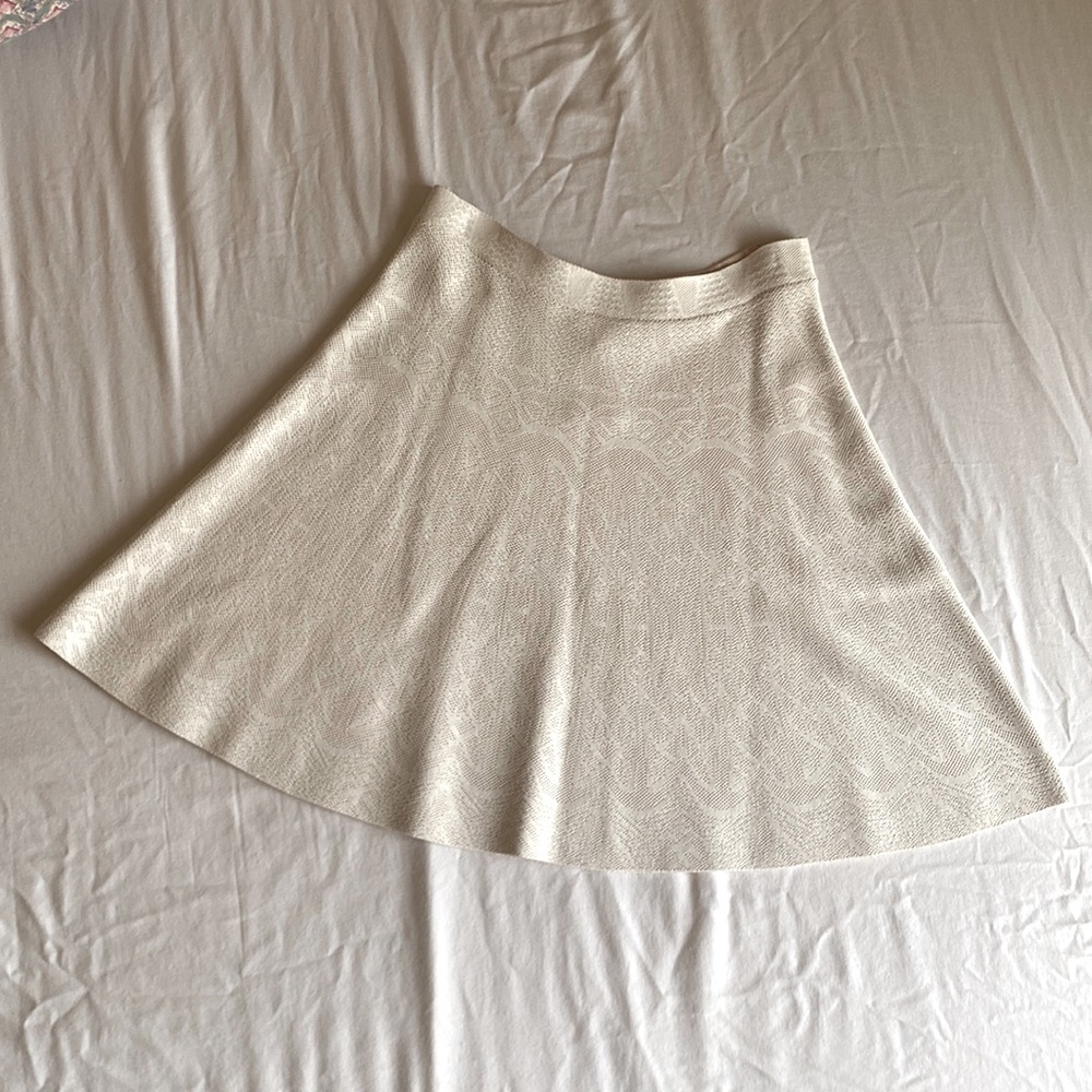BCBG MAXAZRIA - White A-line skirt, with beige interior and woven details - M
